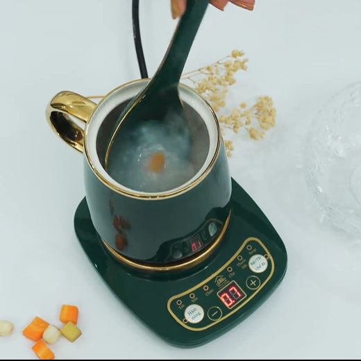 Múc yến đã chưng xong từ cốc